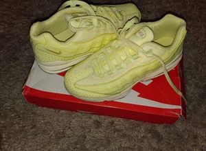 Nike Air Max pastel yellow. 💛